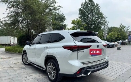 Toyota Highlander, 2023 год, 3 125 000 рублей, 5 фотография