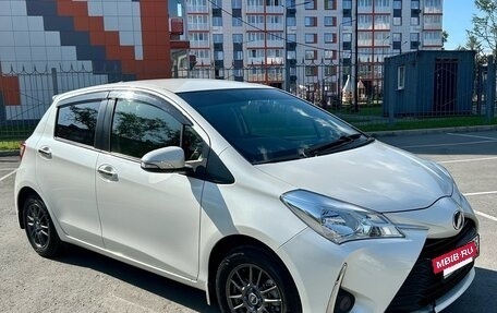 Toyota Vitz, 2017 год, 910 000 рублей, 2 фотография