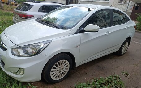 Hyundai Solaris II рестайлинг, 2011 год, 670 000 рублей, 4 фотография