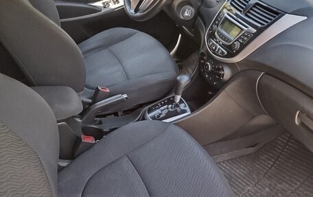 Hyundai Solaris II рестайлинг, 2013 год, 1 000 000 рублей, 4 фотография