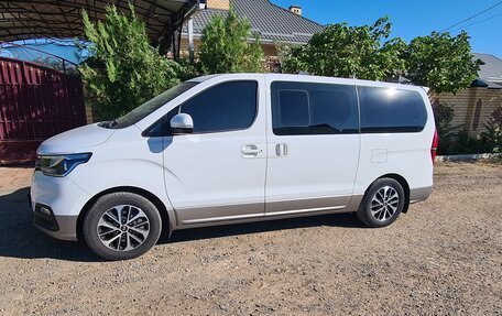 Hyundai Grand Starex Grand Starex I рестайлинг 2, 2018 год, 3 900 000 рублей, 3 фотография