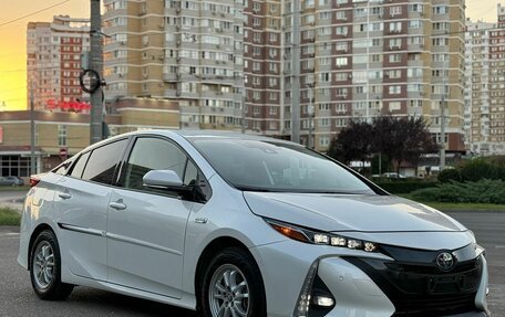 Toyota Prius IV XW50, 2019 год, 2 950 000 рублей, 1 фотография