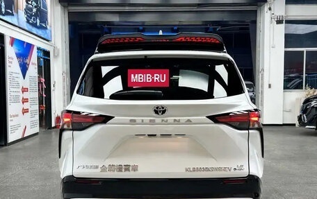 Toyota Sienna, 2024 год, 5 800 000 рублей, 3 фотография
