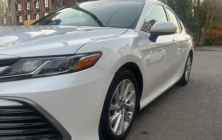 Toyota Camry, 2021 год, 3 200 000 рублей, 2 фотография
