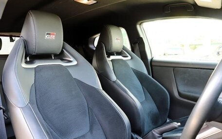 Toyota Yaris, 2021 год, 2 000 000 рублей, 21 фотография