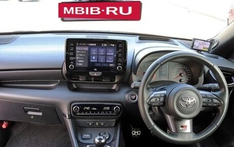 Toyota Yaris, 2021 год, 2 000 000 рублей, 14 фотография