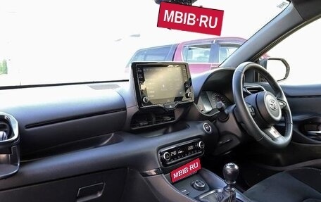 Toyota Yaris, 2021 год, 2 000 000 рублей, 22 фотография