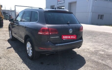 Volkswagen Touareg III, 2011 год, 1 580 000 рублей, 2 фотография