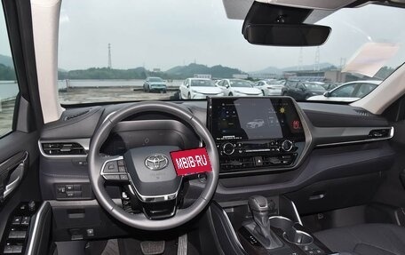 Toyota Highlander, 2024 год, 5 369 000 рублей, 8 фотография