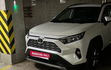 Toyota RAV4, 2020 год, 3 750 000 рублей, 10 фотография