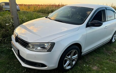 Volkswagen Jetta VI, 2013 год, 1 130 000 рублей, 2 фотография