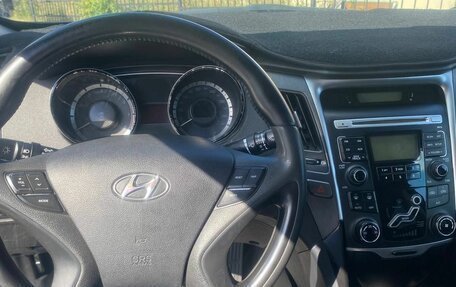 Hyundai Sonata VI, 2011 год, 890 000 рублей, 38 фотография