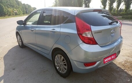 Hyundai Solaris II рестайлинг, 2011 год, 750 000 рублей, 5 фотография
