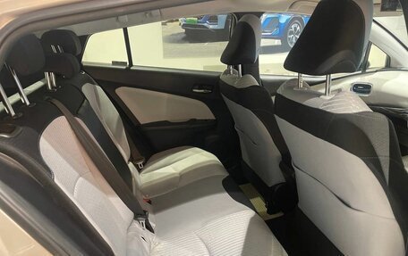 Toyota Prius IV XW50, 2018 год, 1 670 000 рублей, 12 фотография