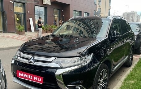 Mitsubishi Outlander III рестайлинг 3, 2015 год, 2 150 000 рублей, 10 фотография