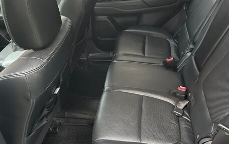 Mitsubishi Outlander III рестайлинг 3, 2015 год, 2 150 000 рублей, 15 фотография