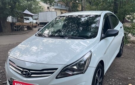 Hyundai Solaris II рестайлинг, 2015 год, 930 000 рублей, 1 фотография
