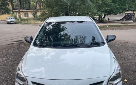 Hyundai Solaris II рестайлинг, 2015 год, 930 000 рублей, 2 фотография