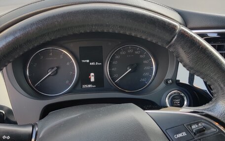 Mitsubishi Outlander III рестайлинг 3, 2018 год, 1 490 000 рублей, 13 фотография