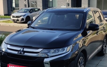 Mitsubishi Outlander III рестайлинг 3, 2018 год, 1 490 000 рублей, 10 фотография