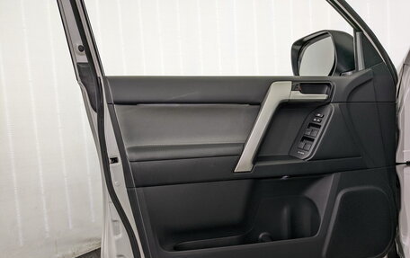 Toyota Land Cruiser Prado 150 рестайлинг 2, 2021 год, 6 400 000 рублей, 19 фотография