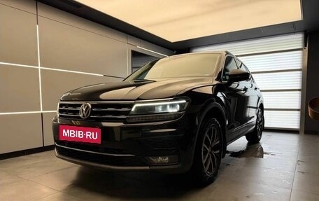 Volkswagen Tiguan II, 2018 год, 2 400 000 рублей, 1 фотография