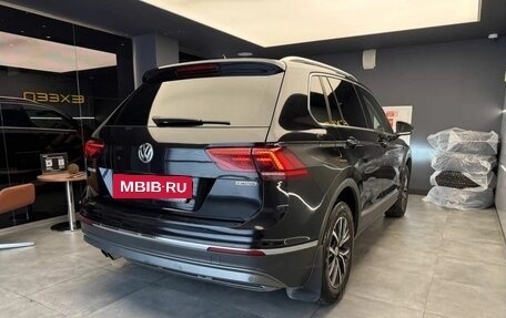 Volkswagen Tiguan II, 2018 год, 2 400 000 рублей, 4 фотография