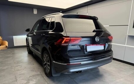 Volkswagen Tiguan II, 2018 год, 2 400 000 рублей, 3 фотография