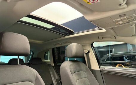 Volkswagen Tiguan II, 2018 год, 2 400 000 рублей, 11 фотография