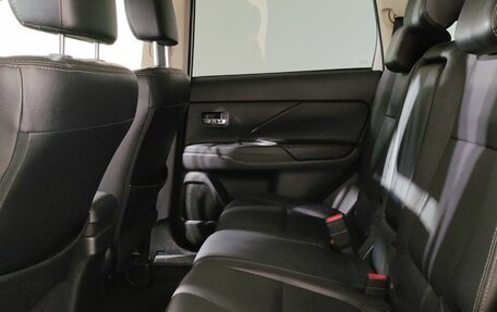 Mitsubishi Outlander III рестайлинг 3, 2014 год, 1 280 000 рублей, 13 фотография