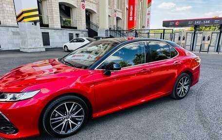 Toyota Camry, 2021 год, 3 300 000 рублей, 3 фотография
