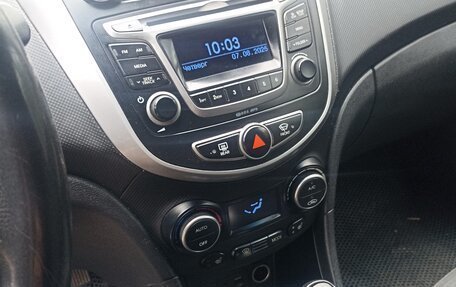 Hyundai Solaris II рестайлинг, 2015 год, 765 000 рублей, 10 фотография