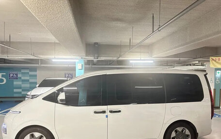 Hyundai Staria, 2022 год, 3 830 000 рублей, 2 фотография