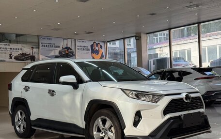 Toyota RAV4, 2021 год, 2 830 000 рублей, 3 фотография