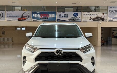 Toyota RAV4, 2021 год, 2 830 000 рублей, 2 фотография