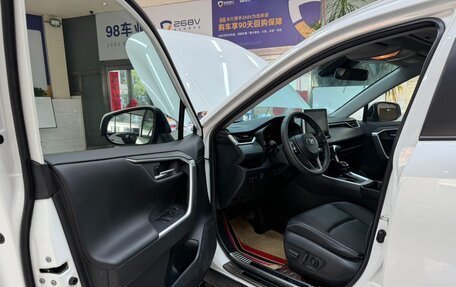 Toyota RAV4, 2021 год, 2 830 000 рублей, 8 фотография