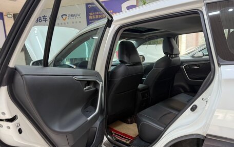 Toyota RAV4, 2021 год, 2 830 000 рублей, 11 фотография