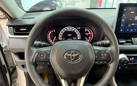 Toyota RAV4, 2021 год, 2 830 000 рублей, 14 фотография