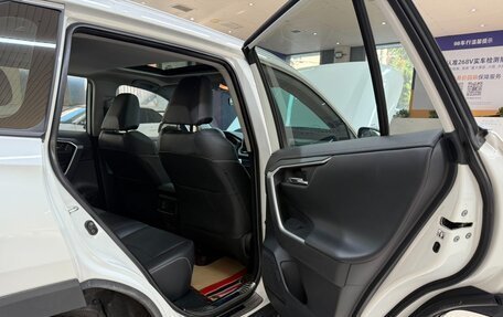Toyota RAV4, 2021 год, 2 830 000 рублей, 22 фотография
