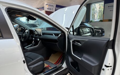 Toyota RAV4, 2021 год, 2 830 000 рублей, 21 фотография