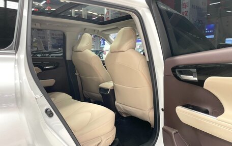 Toyota Highlander, 2022 год, 3 989 000 рублей, 18 фотография