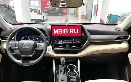 Toyota Highlander, 2022 год, 3 989 000 рублей, 15 фотография