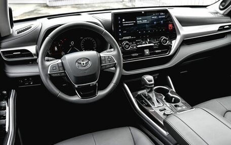 Toyota Highlander, 2025 год, 5 850 000 рублей, 24 фотография