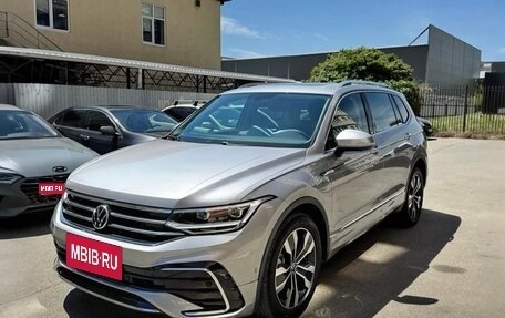 Volkswagen Tiguan II, 2022 год, 2 490 000 рублей, 1 фотография