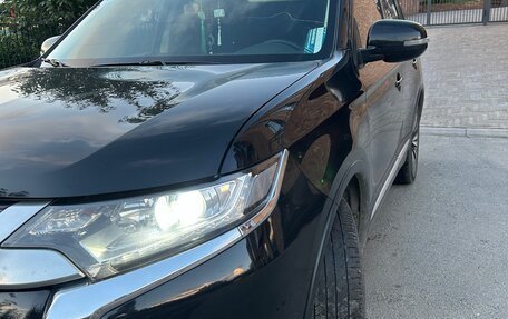 Mitsubishi Outlander III рестайлинг 3, 2018 год, 2 300 000 рублей, 3 фотография