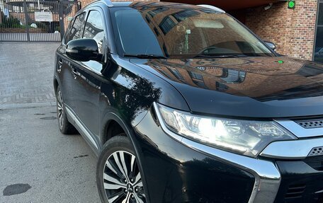 Mitsubishi Outlander III рестайлинг 3, 2018 год, 2 300 000 рублей, 2 фотография