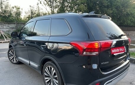 Mitsubishi Outlander III рестайлинг 3, 2018 год, 2 300 000 рублей, 5 фотография