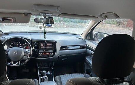 Mitsubishi Outlander III рестайлинг 3, 2018 год, 2 300 000 рублей, 7 фотография