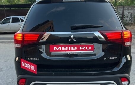 Mitsubishi Outlander III рестайлинг 3, 2018 год, 2 300 000 рублей, 4 фотография