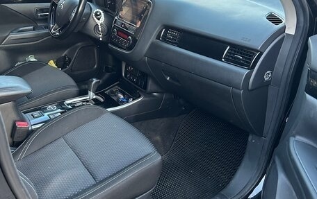 Mitsubishi Outlander III рестайлинг 3, 2018 год, 2 300 000 рублей, 11 фотография